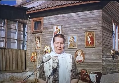 Вишивальниця у сутінках