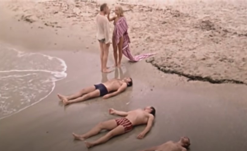 По вулицям комод водили