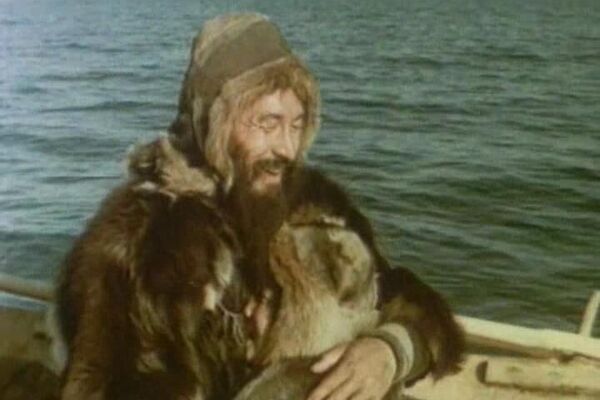 Рябий пес, що біжить краєм моря