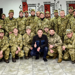 квітень 8