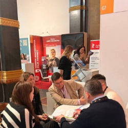 photo_5231399235050215751_x