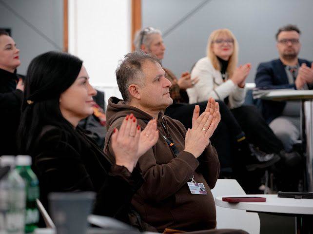 photo_5235931031137883487_x