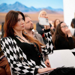 photo_5235931031137883488_x